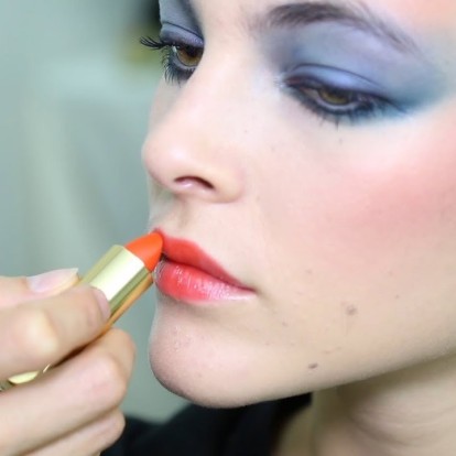 Into The Blue: Τα μακιγιάζ με μπλε αποχρώσεις που πρέπει να δοκιμάσετε