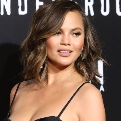 Πορσελάνινη επιδερμίδα σαν της Chrissy Teigen; Η δερματολόγος της αποκαλύπτει τα μυστικά της