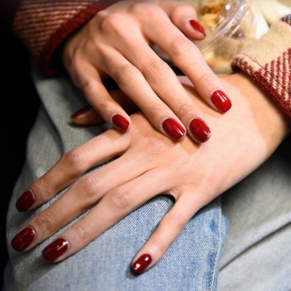 Dip Powder Nails: Όλα σχετικά με το μανικιούρ που κρατάει περισσότερο από τα άλλα 