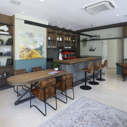 Ένας πολυχώρος δημιουργικής απασχόλησης για μικρούς και μεγάλους με minimal προσέγγιση