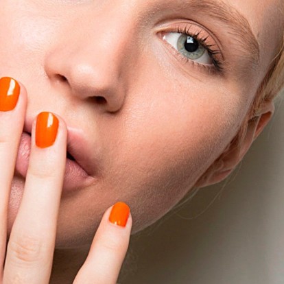 Αυτή είναι η hot απόχρωση για τα νύχια που θα μονοπωλήσει το ενδιαφέρον τον Νοέμβριο 