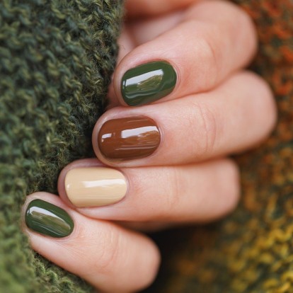 Αυτή είναι η νέα απόχρωση για τα νύχια που είναι πιο chic και από το μαύρο 