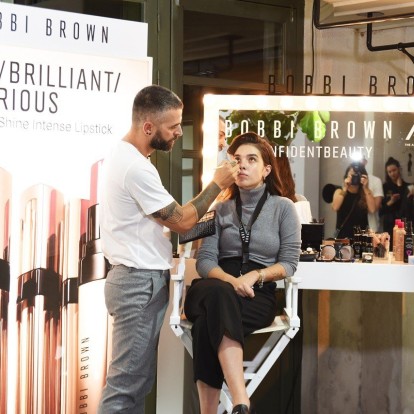 Ο makeup artist Σωτήρης Λάμπρου μας μαθαίνει πώς να αποκτήσουμε αυτοπεποίθηση μέσω του μακιγιάζ 