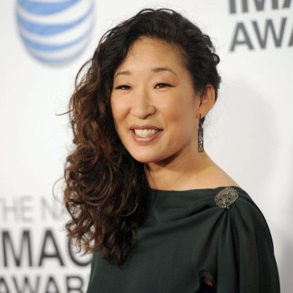 Η Sandra Oh και η σχέση της με τα υπέροχα σγουρά μαλλιά της 