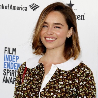Η Emilia Clarke μιλάει για την αγάπη και τον ρομαντισμό των Χριστουγέννων 