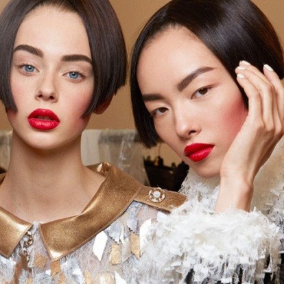 Οι αποχρώσεις ρουζ που θα ταιριάξουν τέλεια με το κόκκινο κραγιόν σας 