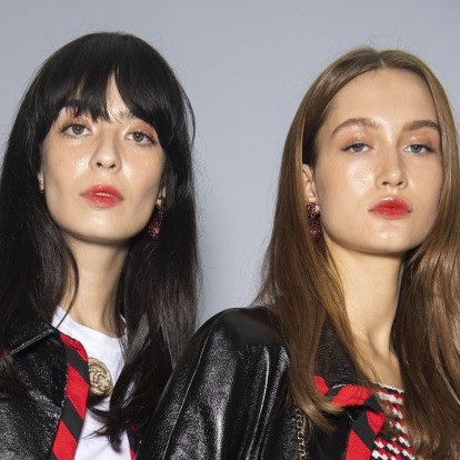 Δημιουργήστε τα τέλεια ζυγωματικά με τις σωστές κινήσεις μακιγιάζ 