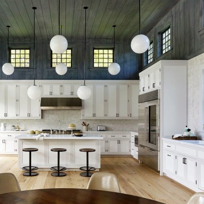 Περιηγηθείτε σε ένα σύγχρονο κι ευρύχωρο σπίτι στο East Hampton 