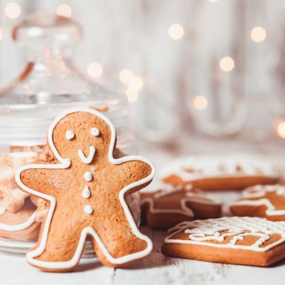 Κάντε τα νοστιμότερα Gingerbread cookies με τη βοήθεια του Άκη Πετρετζίκη 