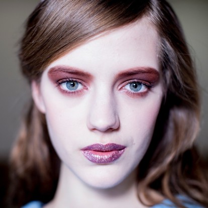 Glitter makeup: Πώς να το υιοθετήσετε και να κάνετε λαμπερές τις εμφανίσεις σας 