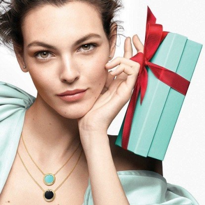 Beauty Giveaway: Αποκτήστε τα πιο χριστουγεννιάτικα gift sets που θα ενθουσιάσουν τις λάτρεις της ομορφιάς  