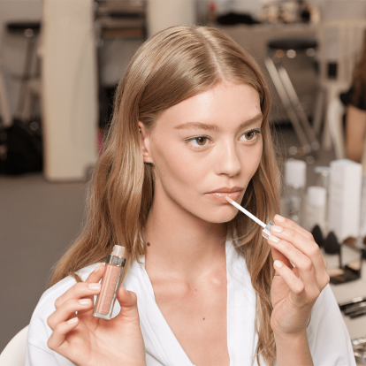 Έχετε σκασμένα χείλη; Με αυτά τα tips θα απαλλαγείτε από αυτά