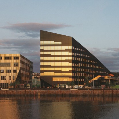 Mπορεί ένα 8ώροφο κτίριο να καλύπτει τις ανάγκες του σε ηλεκτρική ενέργεια αξιοποιώντας την ηλιοφάνεια στη σκοτεινή Νορβηγία; 
