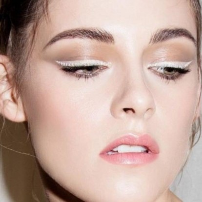 Πώς να φορέσετε το λευκό eyeliner, μία από τις μεγαλύτερες makeup τάσεις 