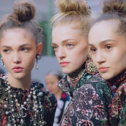 Πώς θα κάνετε τα μαλλιά σας να μυρίζουν όμορφα για ώρες 