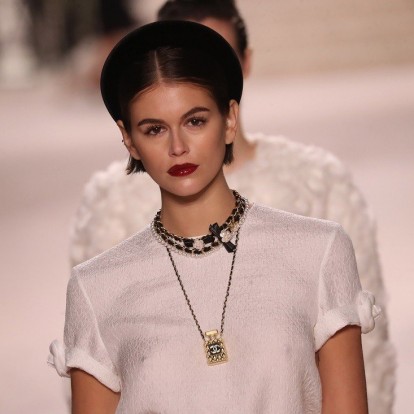 Do it like Kaia: Πώς θα πετύχετε βήμα-βήμα το wet look του πανέμορφου μοντέλου