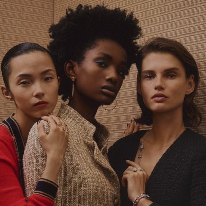 Tέσσερις άγνωστοι συναντιούνται σ' ένα ασανσέρ με προορισμό το φεγγάρι στη νέα Fine Jewelry συλλογή του οίκου Chanel 