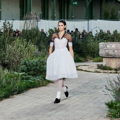 Paris Haute Couture Report: Εντυπωσίασαν Chanel και Giambattista Valli με τις τελευταίες συλλογές τους 