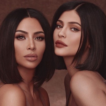 Απολαύστε την Kylie Jenner να κάνει το μακιγιάζ της Kim Kardashian σε ένα τέλειο βίντεο