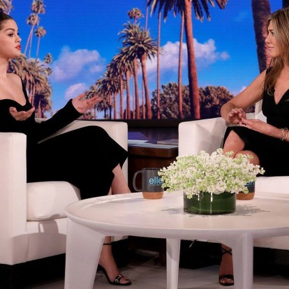 Η Selena Gomez και η Jennifer Aniston συναντιούνται και συζητάνε για τη σειρά Friends