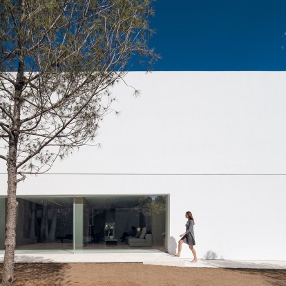 Μια κατοικία στη Valencia επανασχεδιάστηκε υπακούοντας στους κανόνες της αφαίρεσης