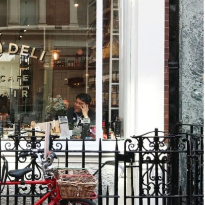 Fashion meets Food: Το Ergon Deli & Cafe στο Mayfair φιλοξενεί το pop up κατάστημα του Zeus + Dione