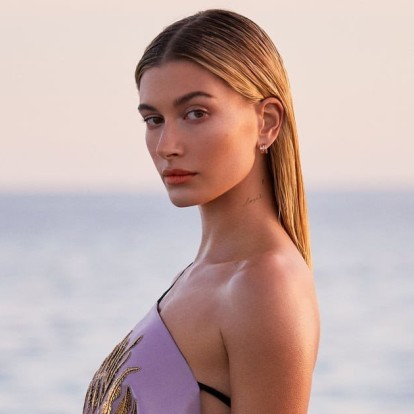 Η Hailey Bieber μιλάει για όλα όσα την καθιστούν ένα από τα σημαντικότερα supermodels αυτή τη στιγμή 
