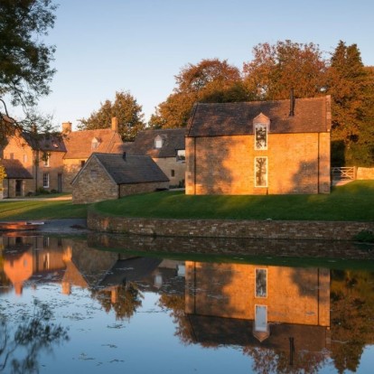 Δείτε πώς ένα αγρόκτημα στην αγγλική εξοχή μετατράπηκε σε μια μίνιμαλ κατοικία