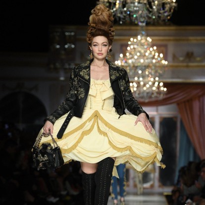 Ο ανατρεπτικός οίκος Moschino παρουσίασε τα μοντέλα ως σύγχρονες Αντουανέτες στην Εβδομάδα Μόδας του Μιλάνου