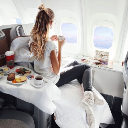 Τα snacks και τα ροφήματα που δεν πρέπει να καταναλώνετε κατά τη διάρκεια μιας πτήσης