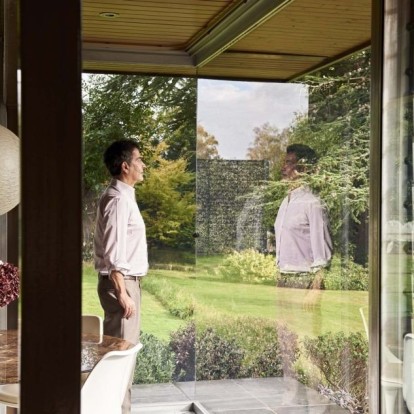 Μια μοντερνιστική κατοικία στην Αγγλία έχει βρει την απόλυτη ισορροπία με τη σύγχρονη διαβίωση