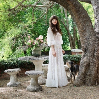 Celebrities Homes: Περιηγηθείτε στο σύγχρονο midcentury home της ηθοποιού Dakota Johnson