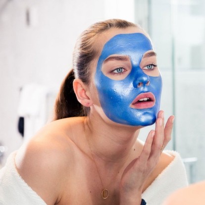 Mask On: Οι μάσκες προσώπου που θα θέλετε να βάλετε αυτή τη στιγμή στο online καλάθι αγορών σας