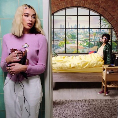 Το beauty look της Dua Lipa στο νέο της video clip, Break My Heart, μας κάνει να θέλουμε να αφήσουμε ρίζα 