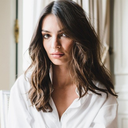 Ακολουθήστε κι εσείς τη minimal ρουτίνα περιποίησης της εντυπωσιακής Emily Ratajkowski 