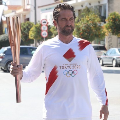 Gerard Butler: Άναψε με την Ολυμπιακή Φλόγα τον βωμό στη Σπάρτη και ύμνησε την Ελλάδα 