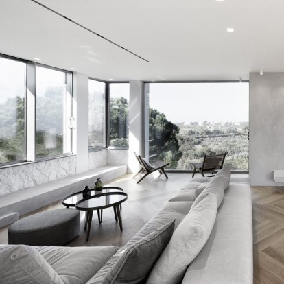 Mια αφαιρετική κατοικία που συνδυάζει τις ζεστές με τις ψυχρές αποχρώσεις