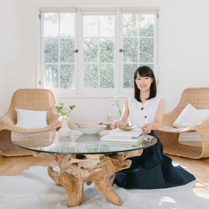 5+1 tricks της Marie Kondo για να οργανώσετε την κουζίνα σας και να την κρατήσετε καθαρή 