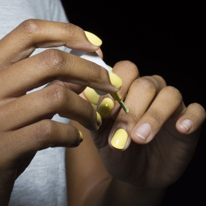 H απόλυτη τάση στα νύχια που θα χαρίσει μια funky νότα στις εμφανίσεις σας