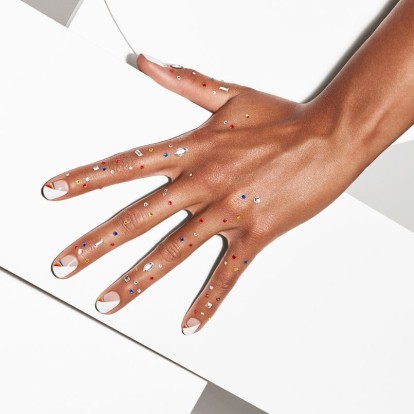 Αφαιρέστε εύκολα το ημιμόνιμο μανικιούρ σας με 4 απλά βήματα