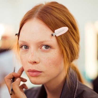 Έχετε βαμμένα μαλλιά; Αυτές είναι οι DIY μάσκες για να διατηρήσετε το χρώμα τους