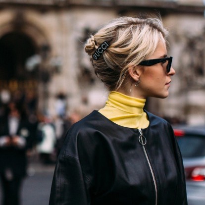 Πώς θα αναβαθμίσετε τα ατημέλητα buns σας για στιλάτες εμφανίσεις στο γραφείο