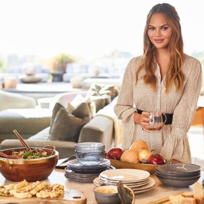 Μαγειρική & Celebrities: Εμπνευστείτε από όσα ετοιμάζουν στην κουζίνα τους οι αγαπημένοι μας διάσημοι τώρα που #menoumespiti