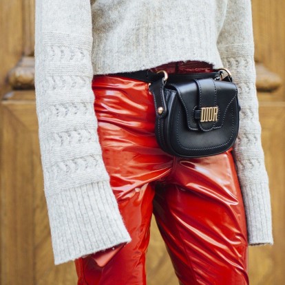 To γυαλιστερό vinyl ύφασμα των 80's επέστρεψε δυναμικά