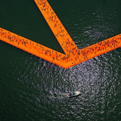 The Floating Piers: Τέχνη που σου επιτρέπει να βαδίζεις στο νερό 