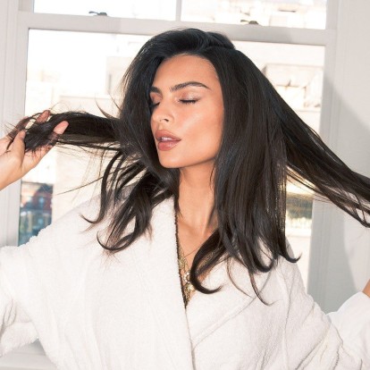 Straight Hair Lesson: Έτσι θα ισιώσετε τα μαλλιά σας στο σπίτι χωρίς να τα ταλαιπωρήσετε 