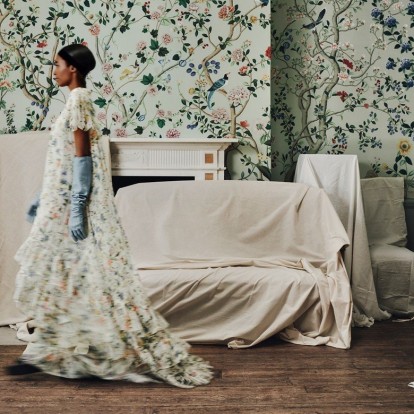 Απολαύστε τη συνεργασία της Erdem + De Gournay και «βυθιστείτε» στον ονειρεμένο κόσμο της μόδας