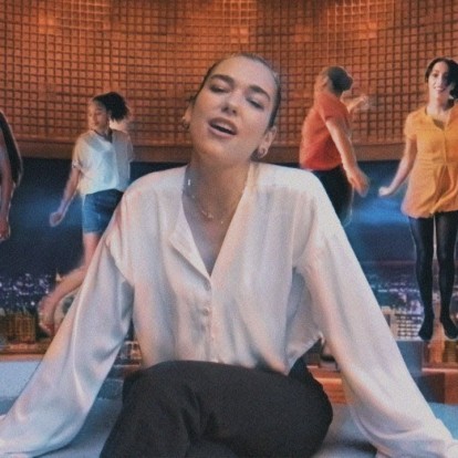 Η Dua Lipa τραγούδησε τo νέο της single στον Jimmy Fallon «μένοντας σπίτι»