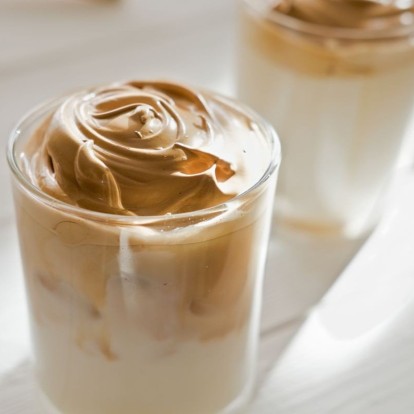 Αυτός είναι ο καφές που βλέπουμε ξανά και ξανά στο Instagram και το Tik Tok