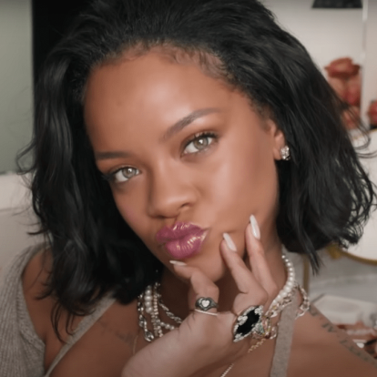 Η Rihanna μας δείχνει πώς να πετύχουμε το τέλειο καλοκαιρινό μακιγιάζ